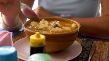 Sıcak ve ekşi Tayland çorbası karides veya karides ile pişirilir, Tom yum çorbası.