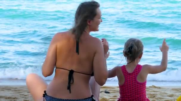 Anne ve kızı Coronavirus covid-19 salgınından sonra deniz kenarında müzik dinleyip dans ediyorlar. — Stok video