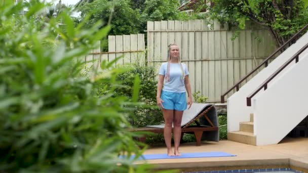 Гімнастичні вправи та йога позування терапії біля дому на вулиці під час карантину коронавірусу — стокове відео