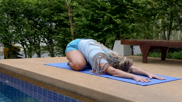 Поза йоги допомагає підвищити гнучкість спини, стегон і стегон. — стокове відео