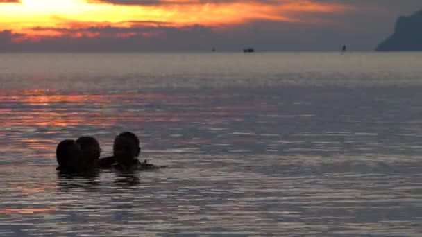 Divertida familia nadar en la playa del mar al atardecer — Vídeos de Stock