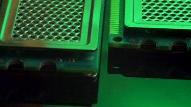 DDR RAM yeşil ışık aynası arkaplanına yapışıyor