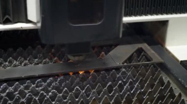 Metali kıvılcımlarla kesen endüstriyel lazer.