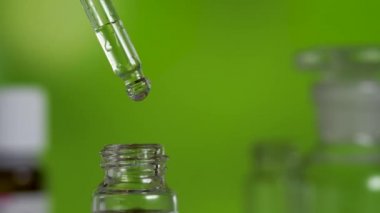 Damlalar Pippet 'ten küçük cam şişeye düşer.