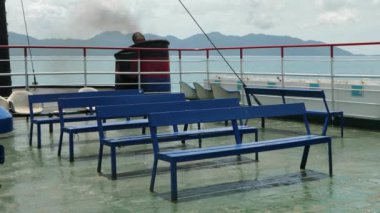 Mavi bank koltuklu boş feribot.