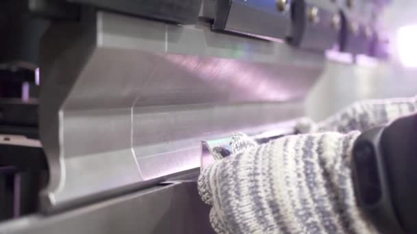 Arbeiders handen in beschermende werkhandschoenen controleert hydraulische pers machine — Stockvideo