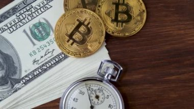 Sanal para birimi Bitcoin BTC 100 dolarlık banknot ve metal kronometre yığınıyla