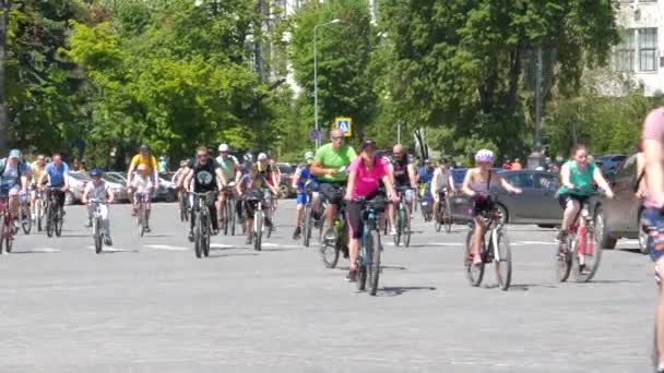 大規模な人々は街の通りで自転車に乗る — ストック動画