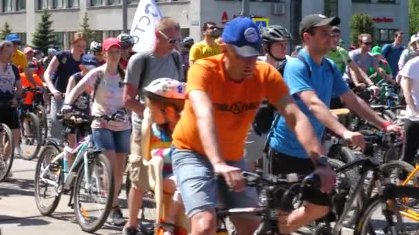 Массовые люди ездят на велосипедах по городской улице — стоковое видео