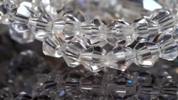 Красивий алмаз, що заломлює світло в яскравих кольорах веселки — стокове відео
