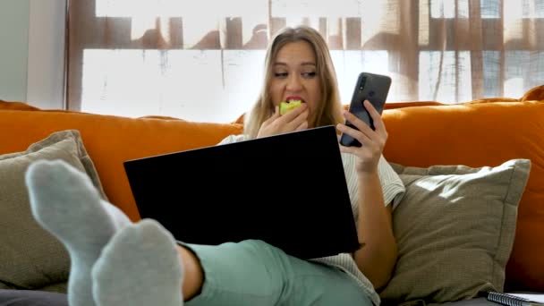 Mignon femelle mange pomme verte et a du temps de repos — Video