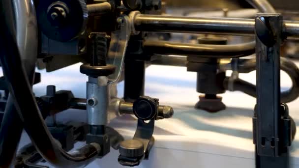 Máquina de impresión papel de impresión en tipografía — Vídeos de Stock