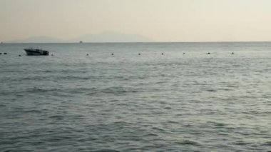Güzel Mavi Deniz ve Bulutlu Gökyüzü Gün batımında