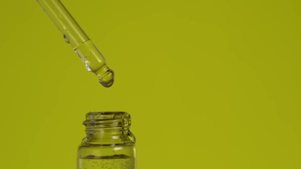 Gota farmacéutica de aceite de esencia orgánica cae de la pipeta en botella de vidrio — Vídeo de stock