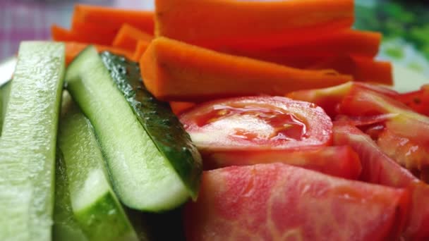 Färsk rå röd tomat och grön gurka — Stockvideo