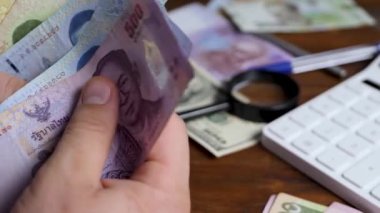 Erkek eli Tayland Bahtı veya THB sayar
