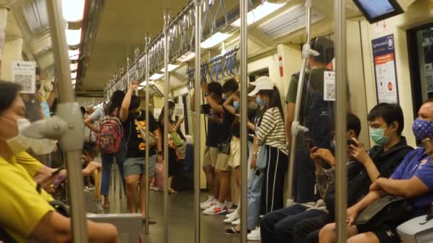 Passageiros em trem subterrâneo na capital de Bangkok, Tailândia — Vídeo de Stock