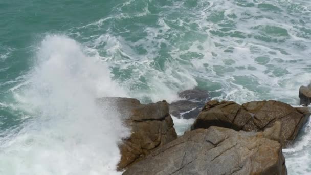 Vagues puissantes sur la plage rocheuse — Video