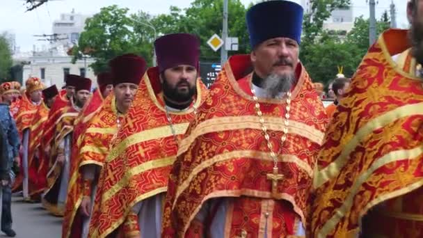 Christelijke processie op straat — Stockvideo