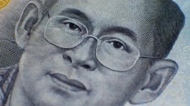 Tayland 'ın dokuzuncu kralı Rama IX' in yüzü baht THB banknotunda gözlüklerle