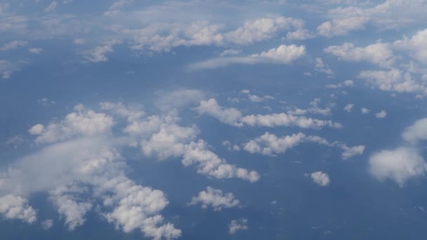 Nuvens de cúmulo de luz no céu azul claro alto — Vídeo de Stock