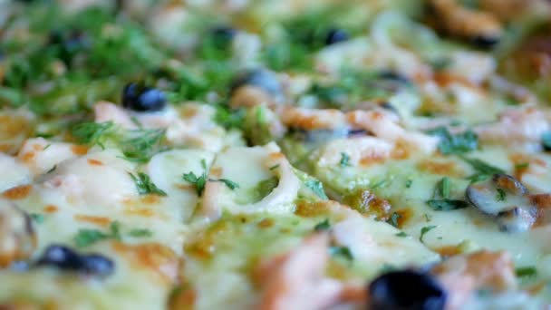 Pizza con queso con queso caliente, mejillones y aceitunas — Vídeos de Stock