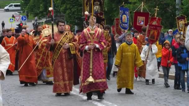 Христианское шествие по улицам — стоковое видео