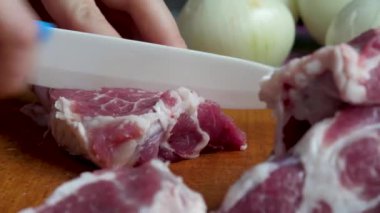 Kadın eli bıçağı. Çiğ domuz eti.