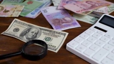 Kahverengi ahşap masa arka planında dolar parası