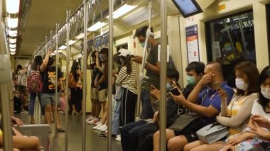 Bangkok, Tayland 'ın başkentinde metro yolcuları
