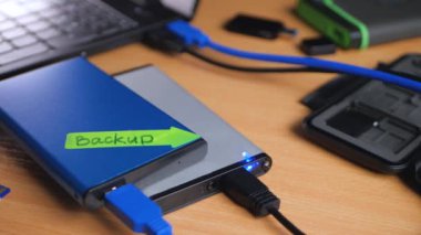 Harici sabit diskte göz kırpan mavi HDD 2.5 inçlik form faktörü