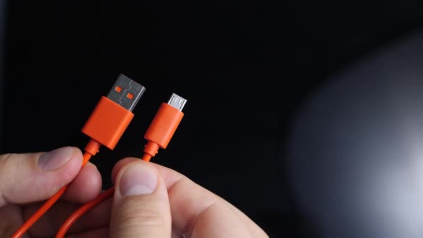 Пробка кабеля microUSB оранжевого цвета — стоковое видео