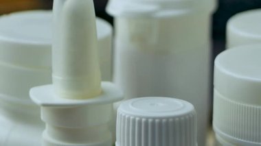 İçinde ilaç ya da hap olan beyaz plastik şişe.