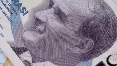 Cumhurbaşkanı Mustafa Kemal Atatürk 'ün portalıyla kağıt para kazanmaya çalış.