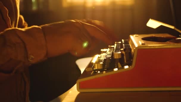 Maschio tipo testo a mano sulla macchina da scrivere meccanica vintage — Video Stock