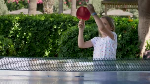 Chica alegre niño jugar tenis de mesa — Vídeos de Stock