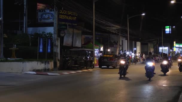 Trafic dans la rue la nuit — Video