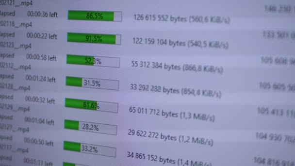 Processus de téléchargement de fichiers sur écran LCD moniteur d'ordinateur — Video