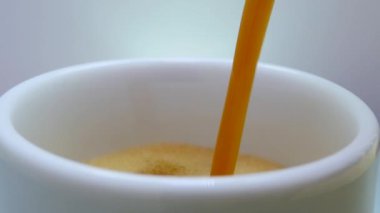 Organik gazlı içecek beyaz bardağa.