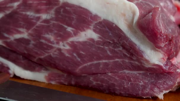 Vers rauw varkensvlees met vet op de snijplank — Stockvideo