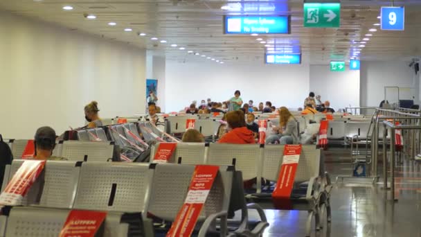 Havaalanı terminalindeki bankta yolcu koltuğu — Stok video