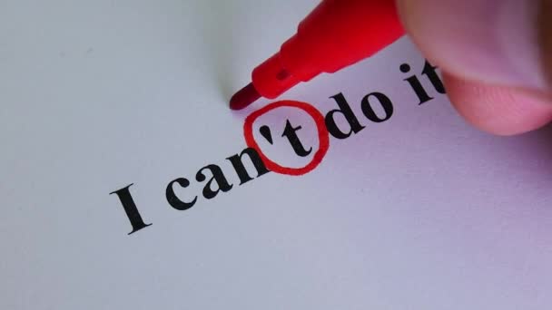 La mano cancella parte del testo I Cant Do It su carta bianca — Video Stock