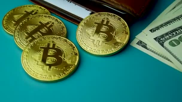 Oro Bitcoin BTC monedas en billetes de 100 dólares — Vídeos de Stock