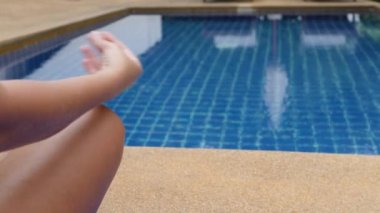 Tanımlanamayan kadın zen ve rahatlama meditasyonu yapar.