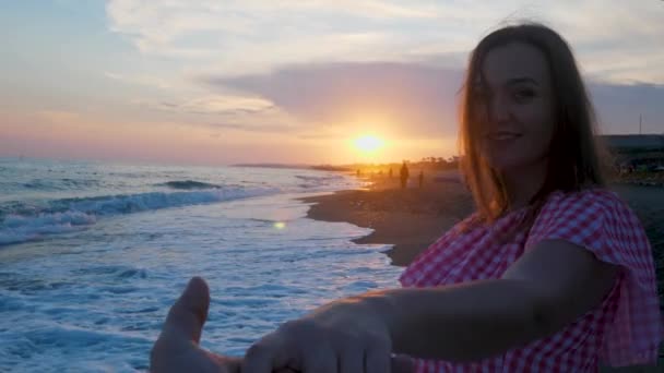Joven linda mujer sostiene mans mano y arrastre — Vídeo de stock