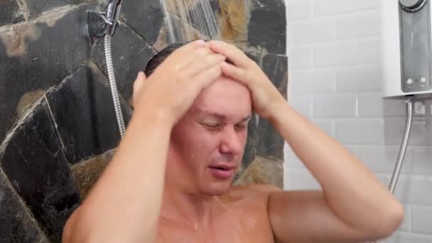 Lavado de cabello masculino en el baño — Vídeo de stock