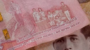 Kahverengi 1000 baht ve kırmızı 100 baht banknot THB