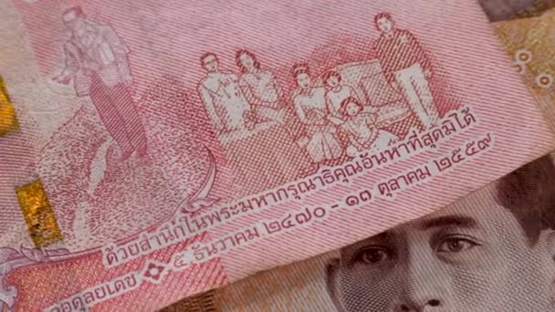 Brązowy banknot 1000 baht i czerwony banknot 100 baht THB — Wideo stockowe