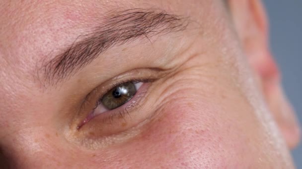 Olhos de Mans, área marrom circundante pupila é íris — Vídeo de Stock