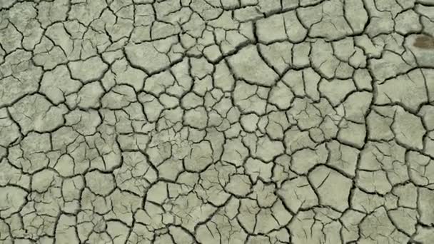 Безжизненная пустынная земля сухая дно озера с трещинами земли — стоковое видео